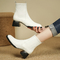 Calzature classiche bianche in cuoio con tacco quadrato, calzature con caviglia, calzature con tacco grosso, calzature da donna con tacco calzato.